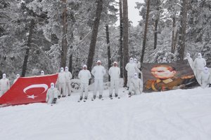 MSB, yoğun kar ve  soğuklarda muharebe eğitimi alan Mehmetçikleri paylaştı.