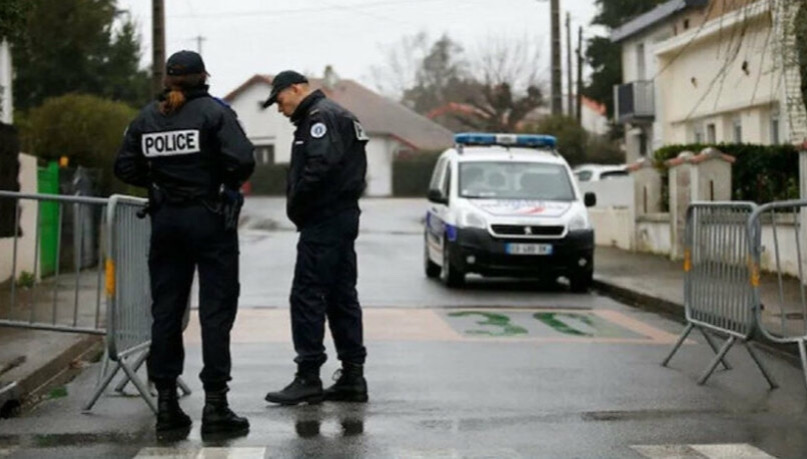 Fransa'da  Irkçı saldırı hedefte yine islam düşmanlığı camiye Domuz kafası bırakıldı.