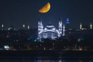 Sultanahmet Camii ve yarım ay aynı karede görüntülendi.