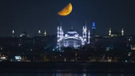 Sultanahmet Camii ve yarım ay aynı karede görüntülendi.